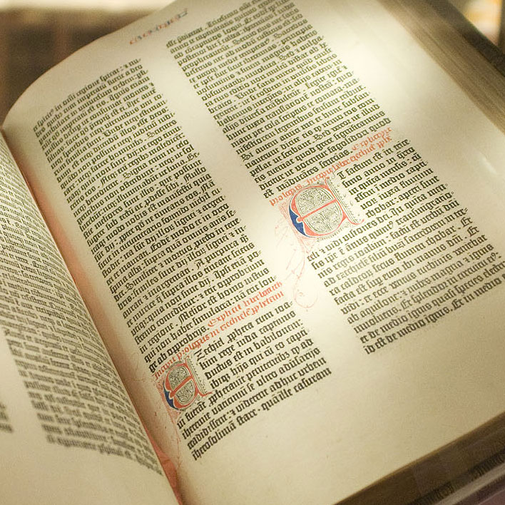 Bible de Gutenberg qui a inspiré le lettrage gothique du logo ACDC