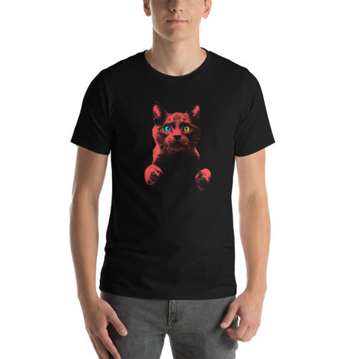 Homme portant un t-shirt noir imprimé avec un chat