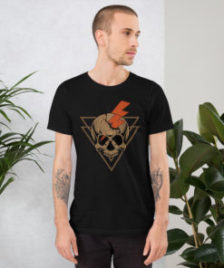 Homme portant un T-shirt noir avec une tête de mort transpercée par un éclair orange