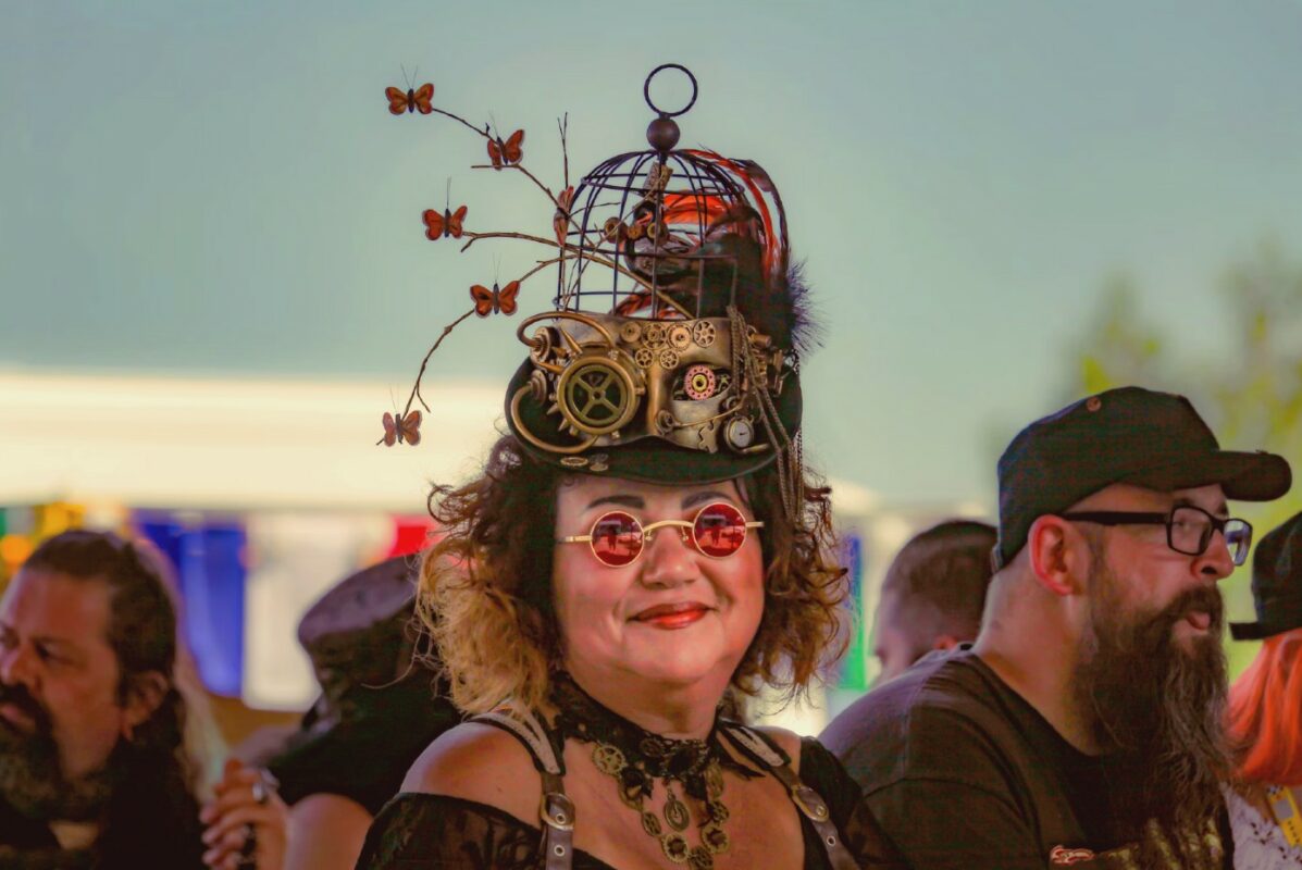 Femme portant un chapeau Steampunk lors d'un festival